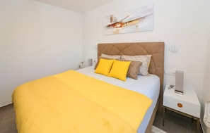 2 bedrooms, in-room safe, iron/ironing board, travel crib - Beach front apartment in Mandre with WiFi (Mandre)