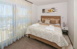 2 室のベッドルーム、セーフティボックス (室内)、アイロン / アイロン台、旅行用ベビーベッド