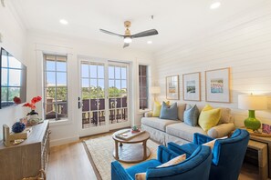 Smart TV, books - Sandy Kraken- Reno June 2024- Walk to Rosemary / Alys Beach (Seacrest Beach)