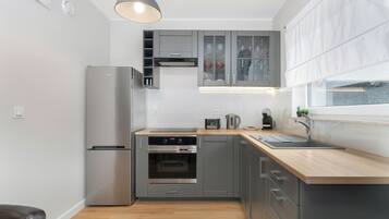 Fridge, oven, stovetop, dishwasher