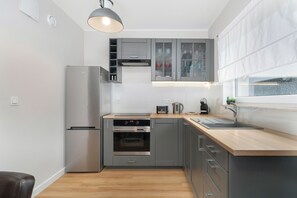 Fridge, oven, stovetop, dishwasher - Apartament City View West by Renters (Poznan)