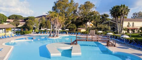 Seasonal outdoor pool, pool umbrellas, sun loungers