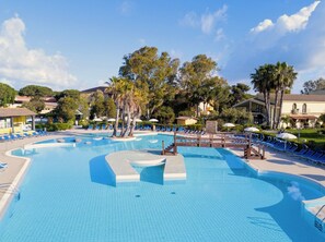 Seasonal outdoor pool, pool umbrellas, sun loungers - Hotel with swimming-pool in Arborea (Arborea)