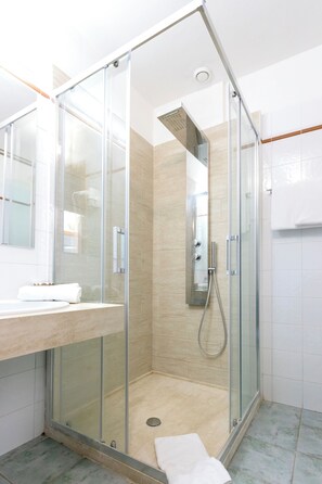 Shower, rainfall showerhead, hair dryer, bidet - Hotel with swimming-pool in Arborea (Arborea)