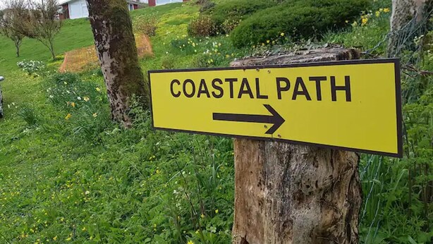 A sign indicating the Coastal Path direction. - Lovely Lodge Next To The Mansion House Llansteffan (Carmarthen)
