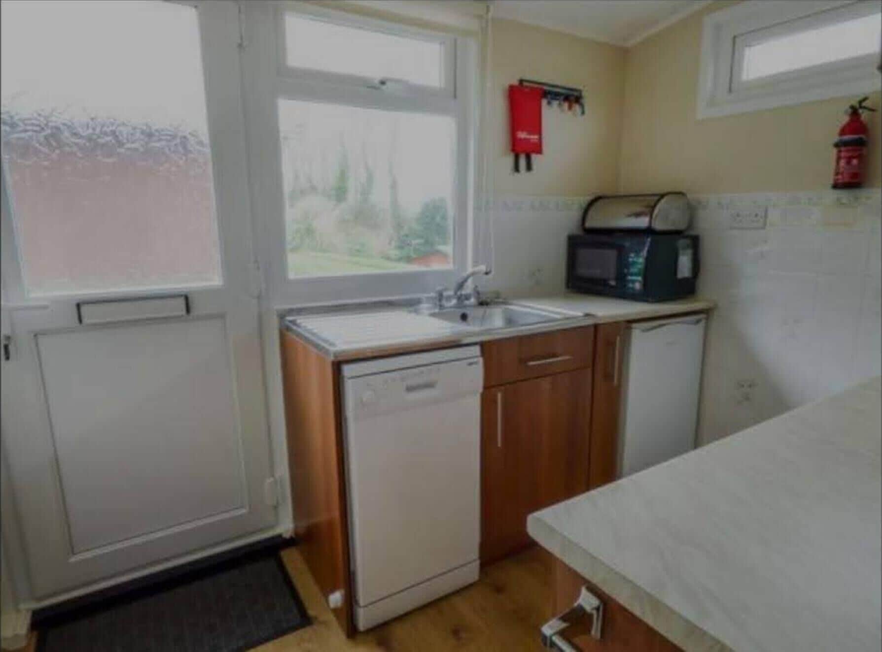 Cabin | Private kitchen | Fridge, microwave, oven, stovetop