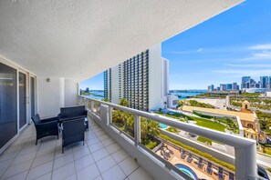 Property grounds - Spacious & Flexible | Private Balcony | StayCozy (Miami)