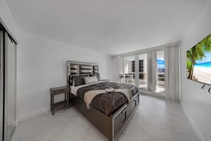 4 bedrooms, desk, iron/ironing board, WiFi - 4-Bedroom Waterfront, Hot tub (Miami)