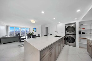 Een koelkast, een microgolfoven, een oven, een kookplaat