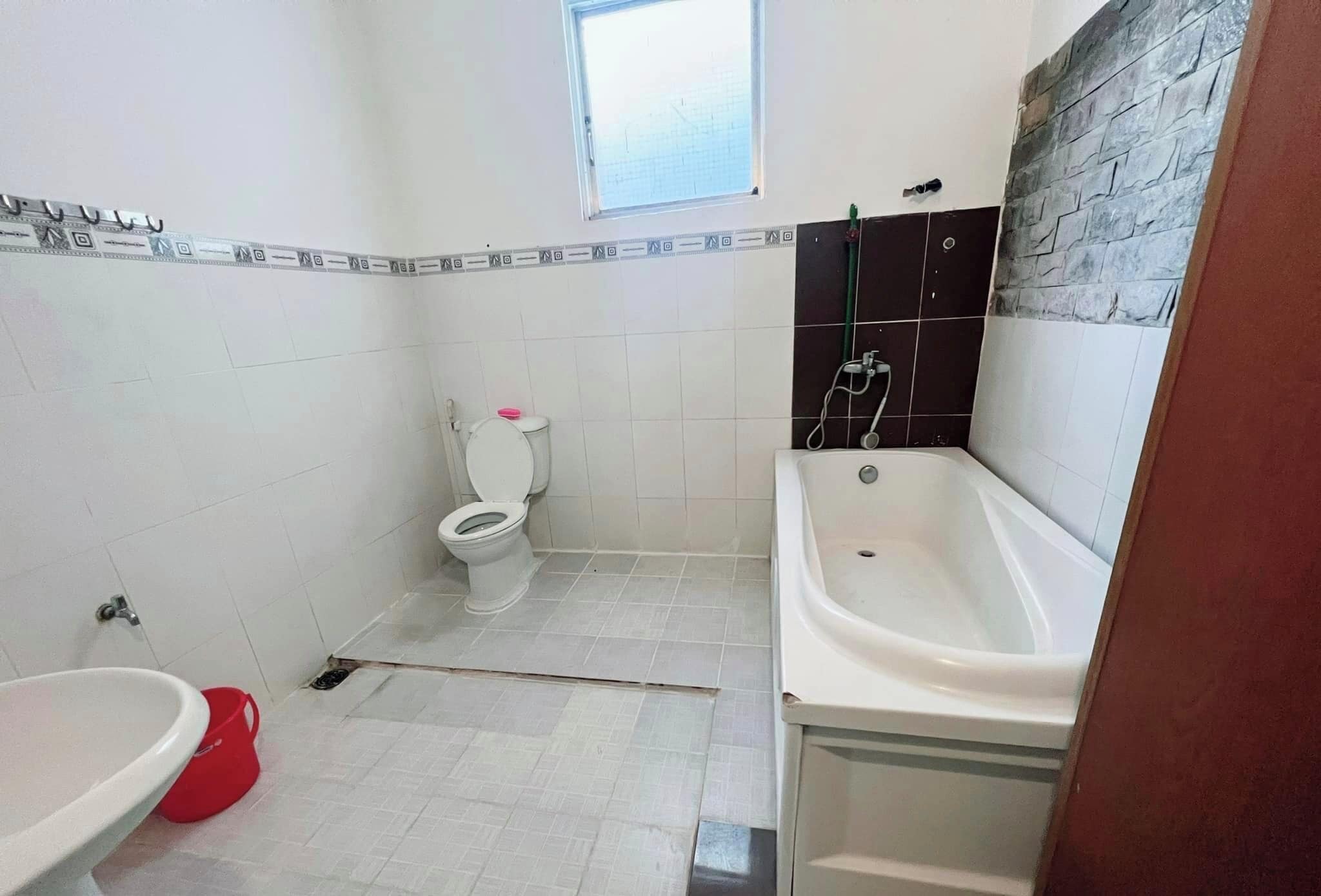 Ein Badezimmer mit Toilette, Waschbecken und Badewanne.