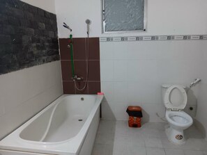 Family Room | Bathroom | Rainfall showerhead, slippers, bidet, towels