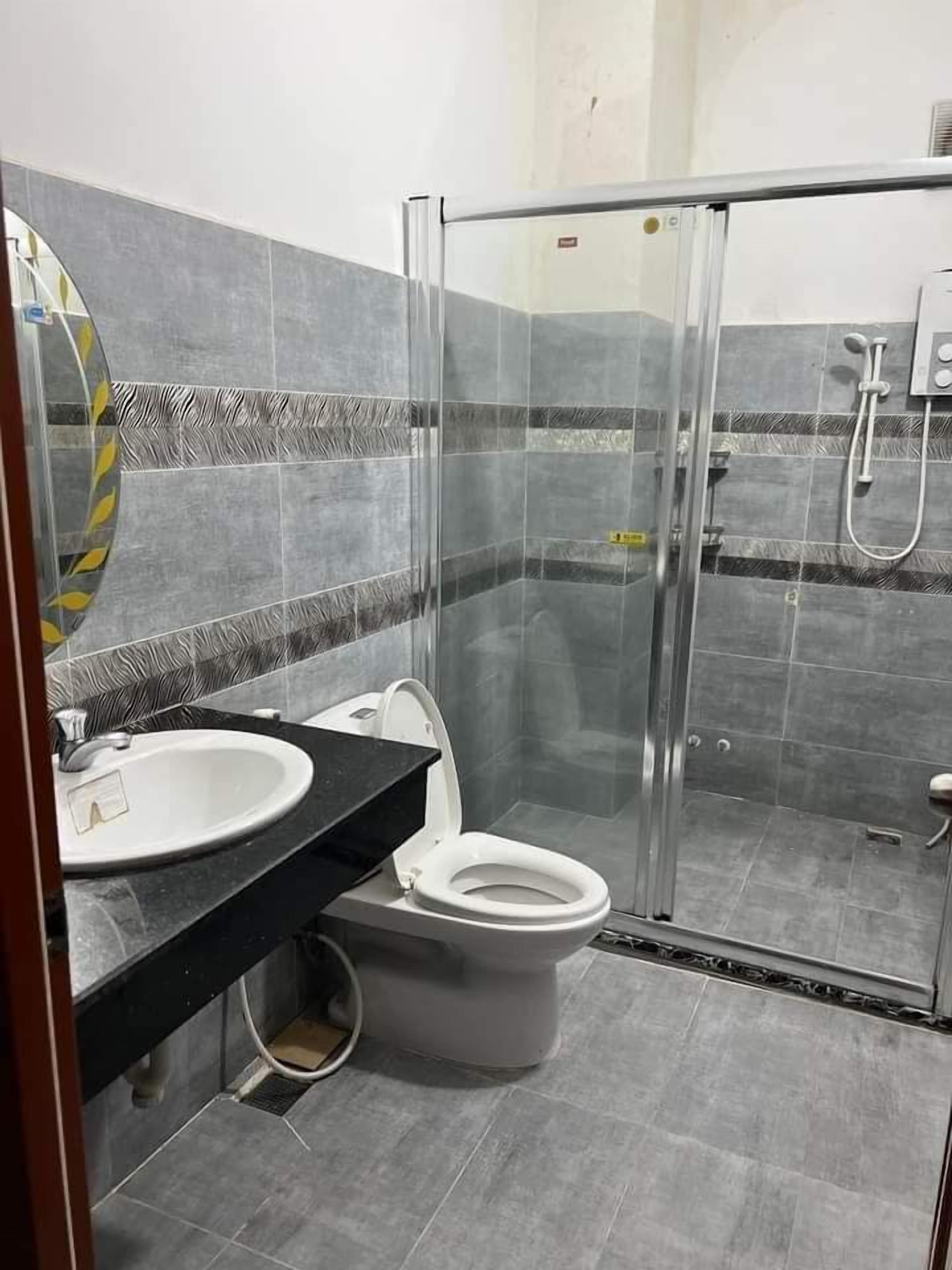 Cabezal de ducha tipo lluvia, pantuflas, bidet, toallas