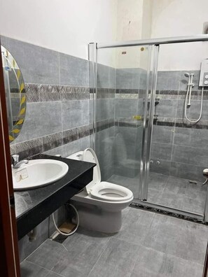 Quarto família | Banheiro | Chuveiro com efeito de chuva, chinelos, bidê, toalhas de banho