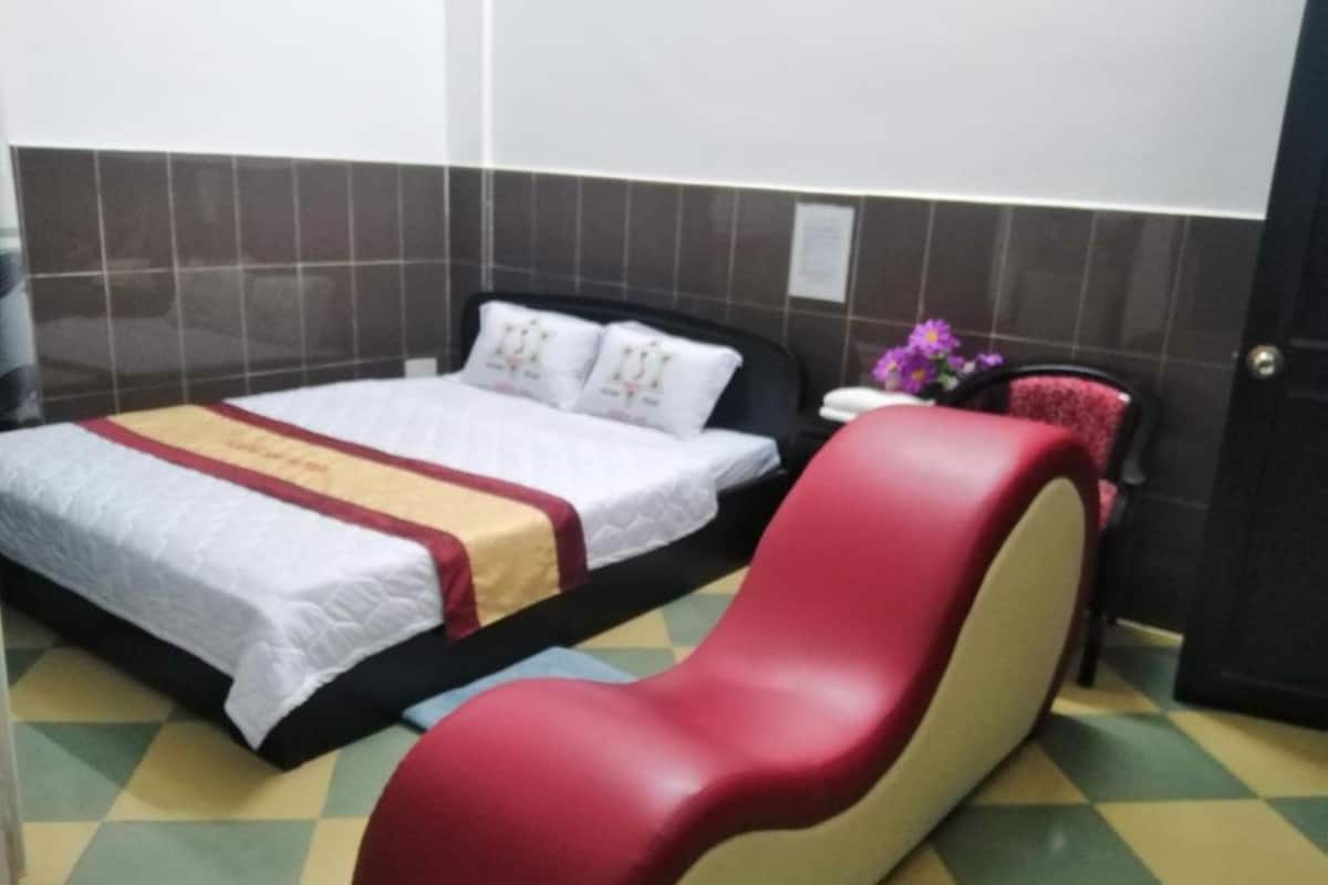 Blackout curtains, soundproofing, free WiFi, bed sheets