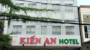 A hotel named 'Kiên An Hotel' with a signboard displaying contact information and location details. - Kien An Hotel (Can Tho)