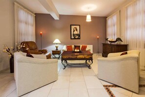 Villa - Villa Irene Palace in Peristerona (Peristerona)