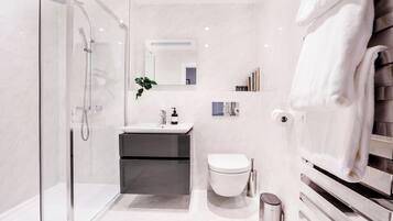 Apartment, 1 Bedroom | Bathroom | Eco-friendly toiletries, hair dryer, heated floors, towels