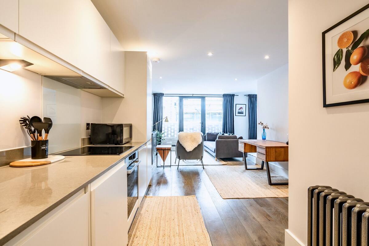 Une cuisine moderne avec un coin repas, un canapé et une vue sur la ville.