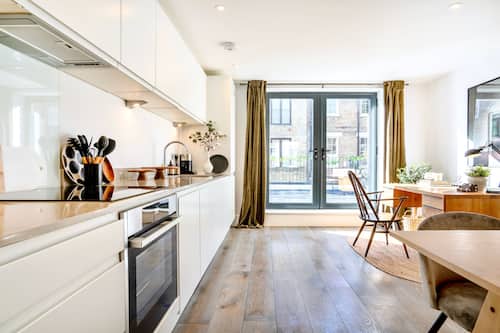 Appartement Penthouse, 2 chambres | Cuisine privée | Réfrigérateur grande capacité avec congélateur, four à micro-ondes