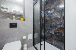 Shower, hair dryer, towels, shampoo
