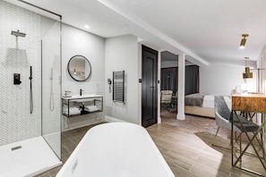 Deluxe-studio | Tallelokero huoneessa, työpöytä