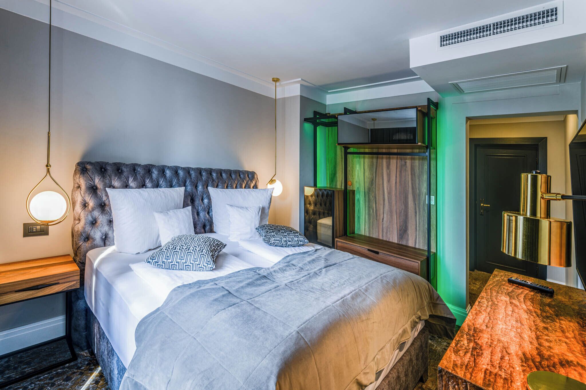 标准双人房, 城市景观 | 客房内保险箱、办公桌、笔记本电脑工作区、遮光窗帘