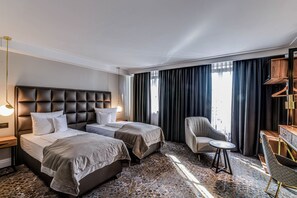 Habitación estándar con 2 camas individuales, vista a la ciudad | Caja de seguridad en la habitación y escritorio 