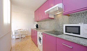 Lägenhet - utsikt mot staden | Eget kök | Stort kylskåp, mikrovågsugn, spishäll och kaffe- och tebryggare