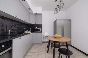 Kühlschrank, Mikrowelle, Ofen, Herdplatte