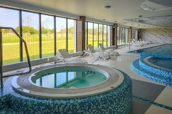 Jacuzzi do dyspozycji gości.