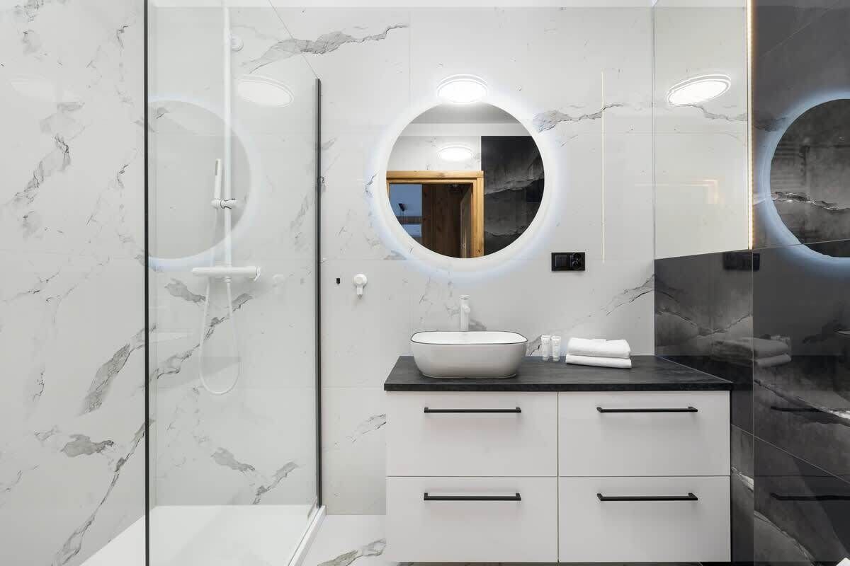 Douche, sèche-cheveux, shampoing