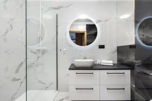 Een douche, een haardroger, shampoo