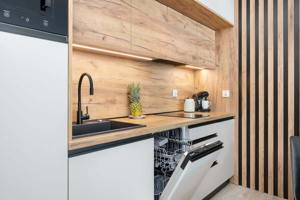 Réfrigérateur, four à micro-ondes, surface de cuisson, lave-vaisselle