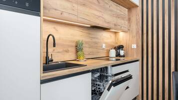 Réfrigérateur, four à micro-ondes, surface de cuisson, lave-vaisselle