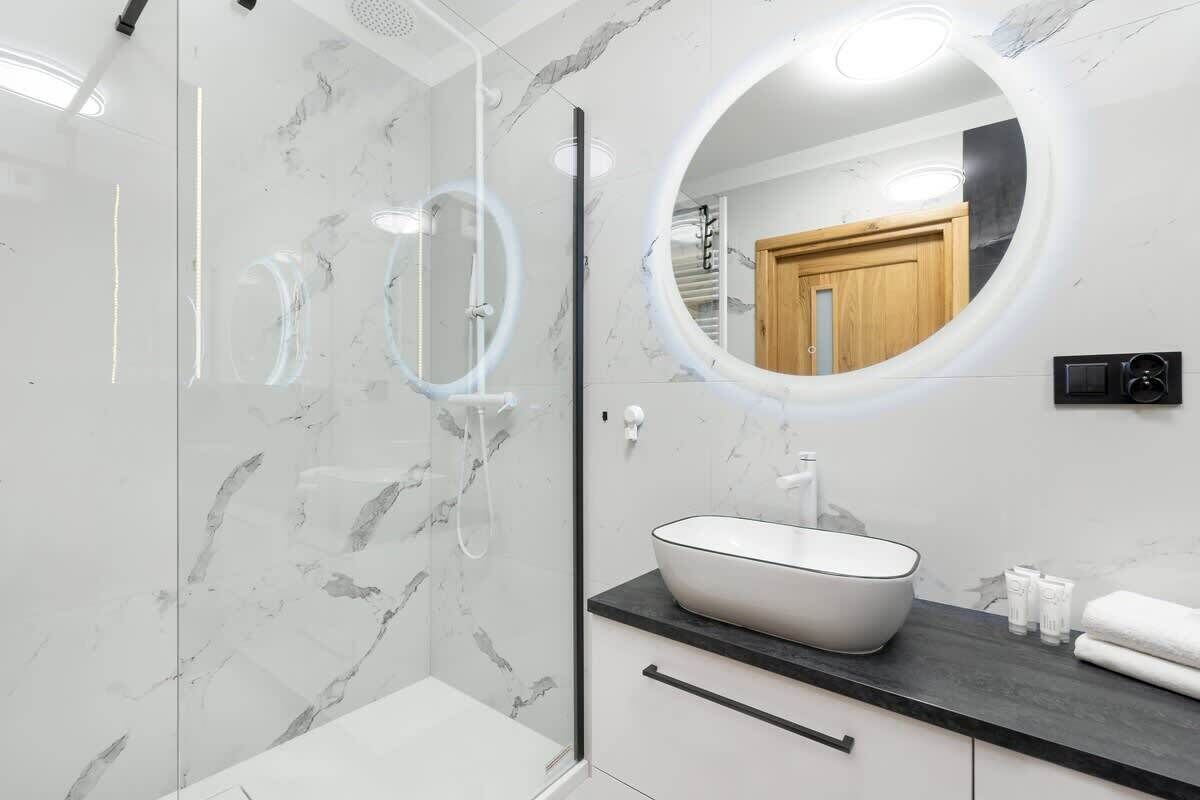 Shower, hair dryer, shampoo