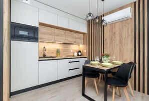 Réfrigérateur, micro-ondes, plaque de cuisson, lave-vaisselle