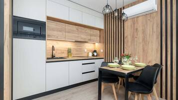 Fridge, microwave, stovetop, dishwasher