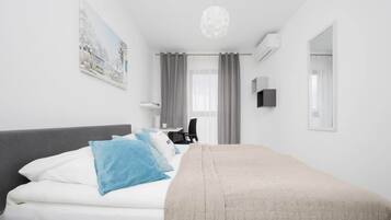 1 bedroom, desk, iron/ironing board, WiFi