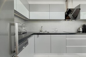 Een koelkast, een microgolfoven, een oven, een kookplaat