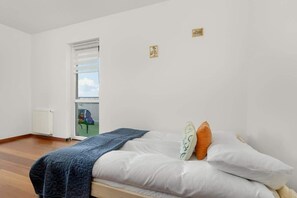 2 habitaciones, tabla de planchar con plancha, wifi y ropa de cama 