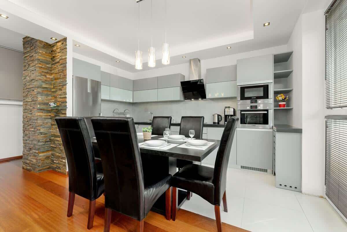 Frigorífic, microones, forn i placa de cuina 