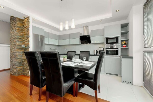 Een koelkast, een microgolfoven, een oven, een kookplaat