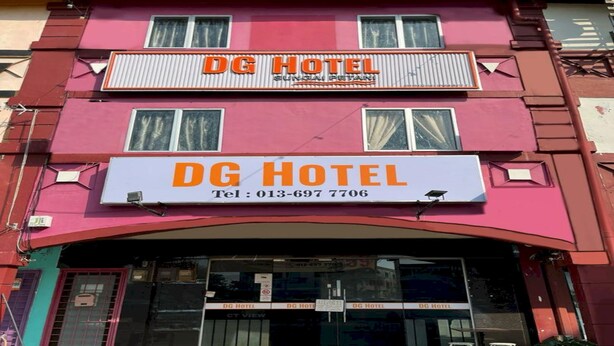 A building with a sign reading "DG Hotel" and a contact number. - OYO 90999 DG HOTEL (Sungai Petani)