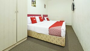 A hotel room with a bed, a wardrobe, and a wall-mounted telephone. - OYO 90999 DG HOTEL (Sungai Petani)