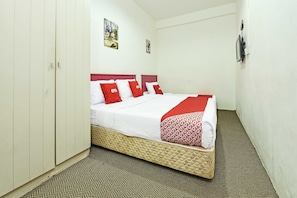 Standaard driepersoonskamer | Een laptopwerkplek, gratis wifi, beddengoed