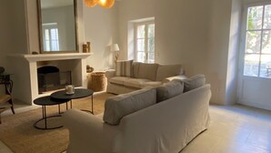 Smart TV, fireplace, books - La Maison de la Bergère (Fox-Amphoux)