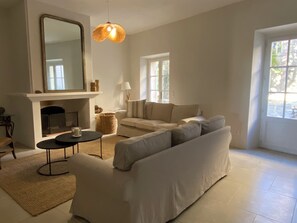 Smart TV, fireplace, books - La Maison de la Bergère (Fox-Amphoux)