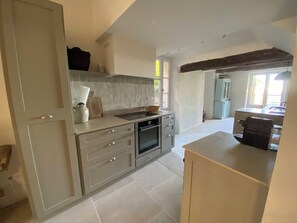 Fridge, microwave, oven, stovetop - La Maison de la Bergère (Fox-Amphoux)