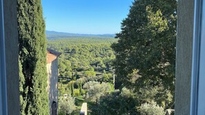 A balcony with a view of a lush green landscape and distant hills. - La Maison de la Bergère (Fox-Amphoux)