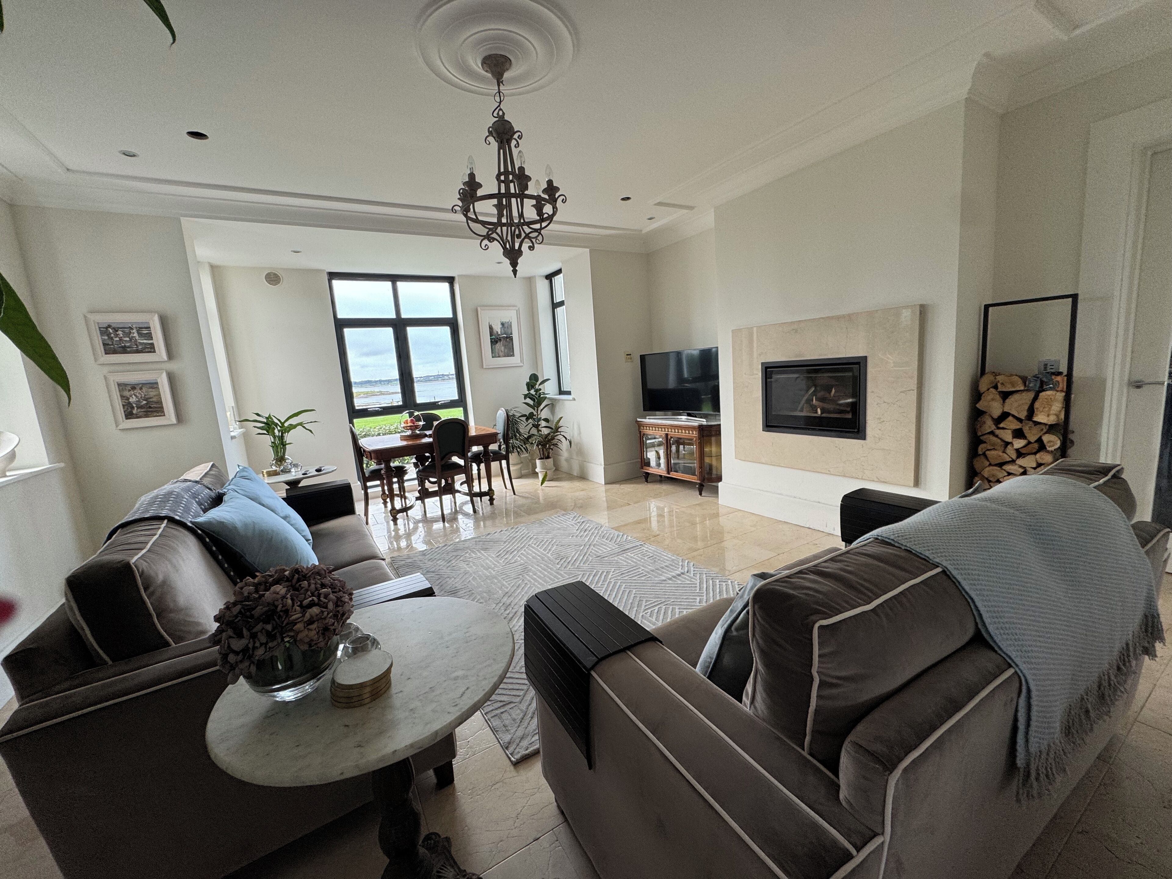 Smart TV, lareira, DVD player, monitores de computador